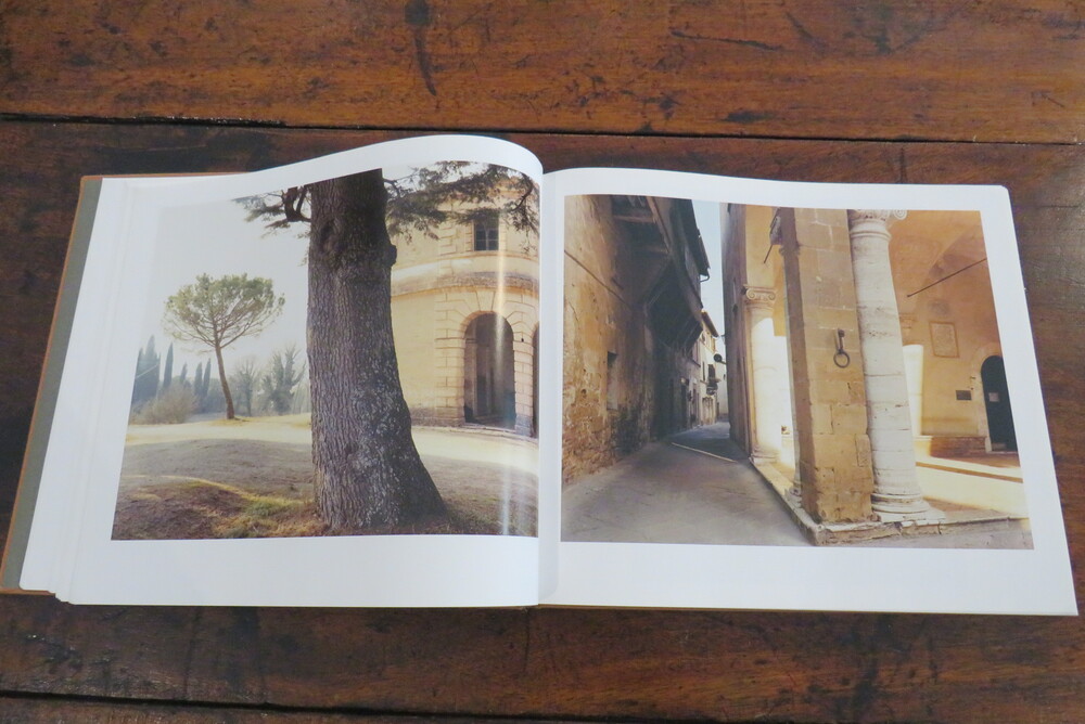 JOEL MEYEROWITZ, MAGGIE BARRETT. Tuscany. Inside the light.