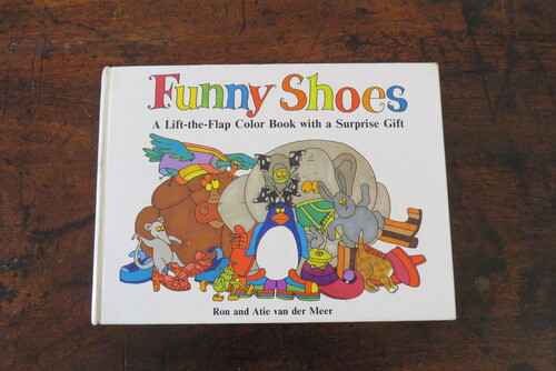 Libri animati RON AND ATIE VAN DER MEER. Funny Shoes. A Lift-the-Flap Color Book with a Surprise Gift.